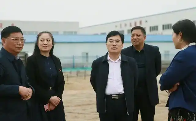 10月20日下午,驿城区区委书记毕启民深入部分企业,实地调研企业生产