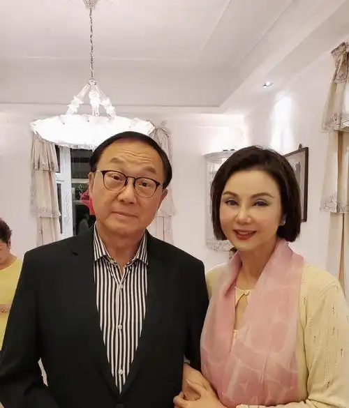 喜剧泰斗许冠文79岁生日与妻子挽手靠肩秀恩爱奢华豪宅曝光