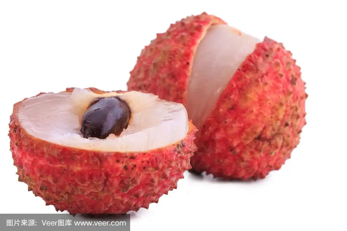 切荔枝孤立在白色