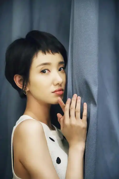 许芳铱时尚写真曝光 短发发型尽显青春本色