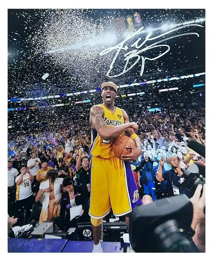 kobe科比亲笔签名照片 湖人夺冠捧杯 带证书 裱框 #英民