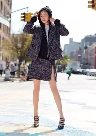 杨幂封面大片曝光 穿衣搭配灰色套裙时尚感十足