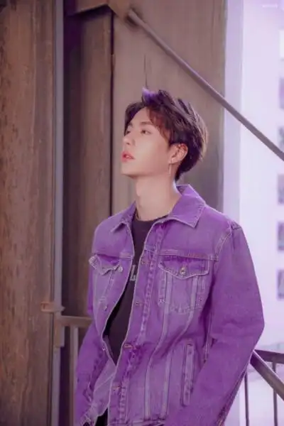 紫色牛仔外套 王一博