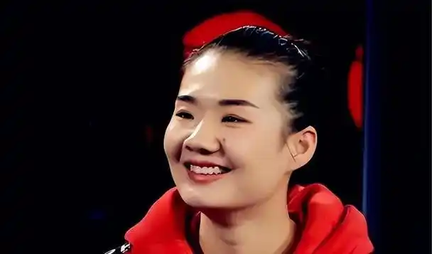 杨方旭曾是中国女排史上最耀眼的运动员之一,在赛场上散发着璀璨光芒.