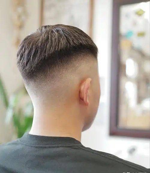 今夏爆火男士发型16款(男士圆脸适合的短发图片)