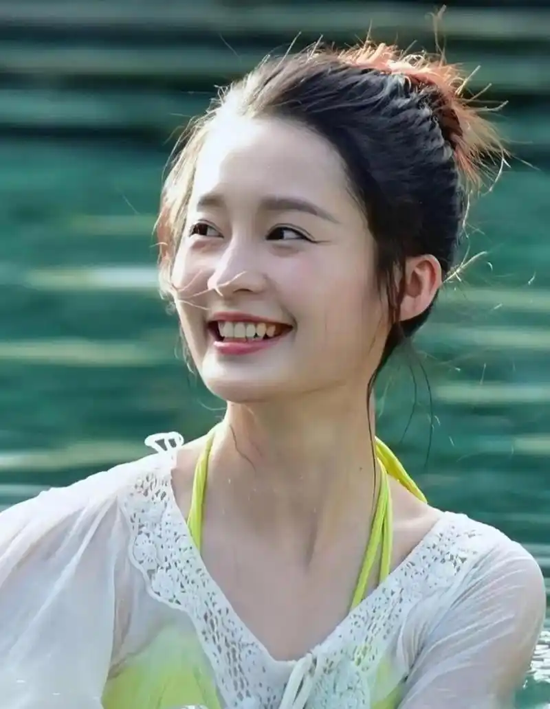 李沁真漂亮,机灵可爱,灵动自然.