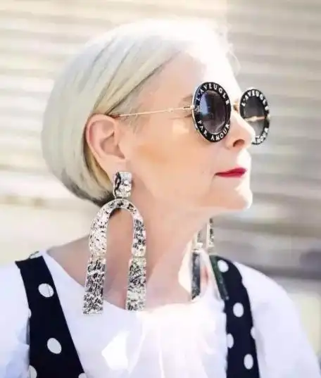 老太太给年轻人留条活路对不起你们对时尚真的一无所知