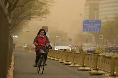 "春季大风天气跟蒙古气旋的活动有密切关系.