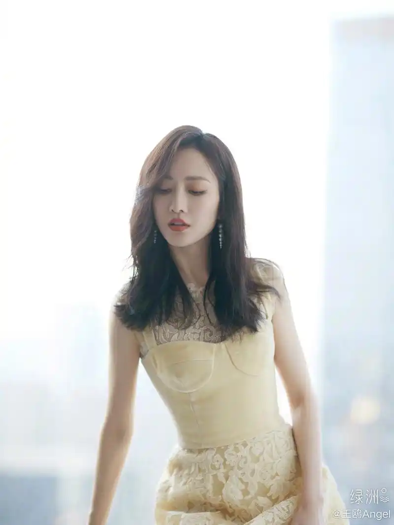 王鸥穿黄色蕾丝连衣裙 长发披肩温婉知性