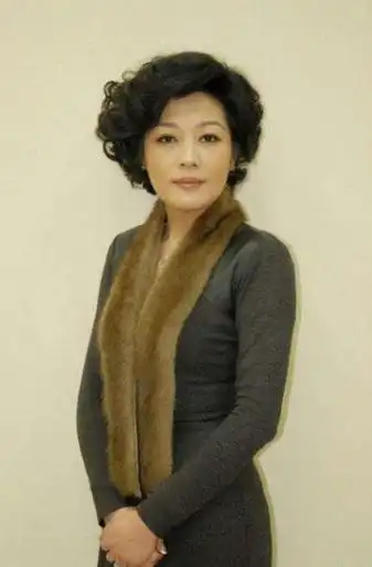 回顾李咏的妻子哈文丈夫病逝含泪安慰公婆我永远都是李家的人