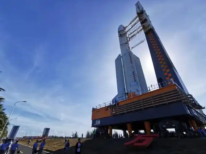 长征五号遥四运载火箭矗立在发射平台上.(张高翔/摄)