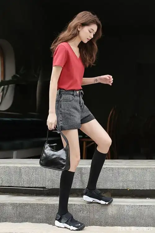 夏日"中筒袜"它能满足你整个夏天穿搭!搭配好了显瘦又显腿长