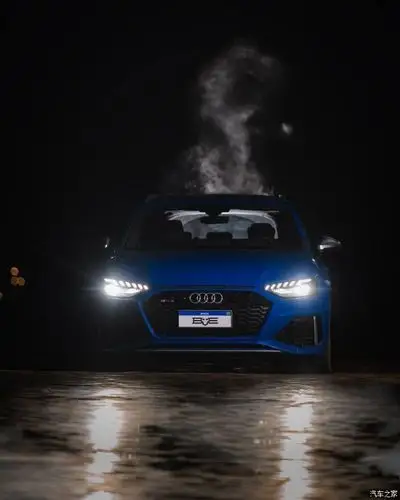 夜色中的奥迪真是动力十足,那犀利的车灯如此炫酷,这样的风格美
