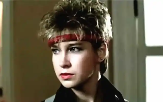 63岁罗芙洛首晒母女合影女儿五官精致气质出众比妈妈还漂亮