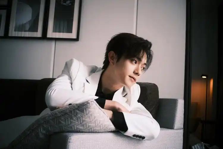 许凯最新造型大片白西装造型帅气满满