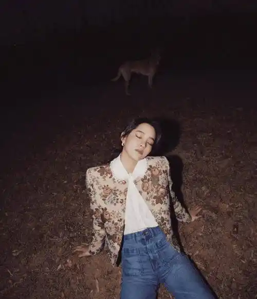 原创欧阳娜娜坐地上夜拍不料却被背后抢镜网友夜景需要勇气