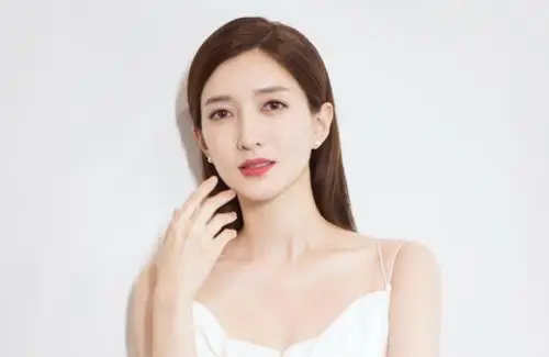 江疏影又有新写真照片,绿色连衣裙加短发,气质高冷