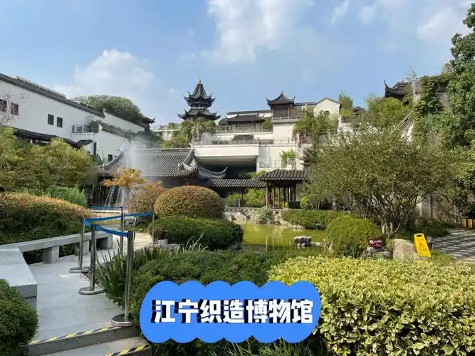 原址上仿照曹氏江宁织造府重建的,里面亭台楼阁,精致小巧!