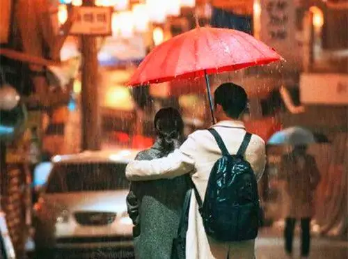 韩系甜蜜情侣图片_下雨时你的温柔