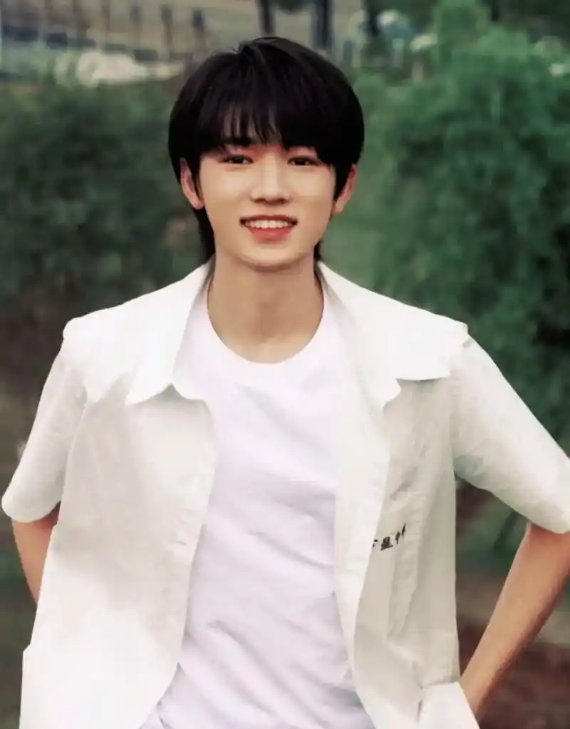 宋亚轩小漂亮 分享一组可爱芽芽氛围感照片. - 抖音