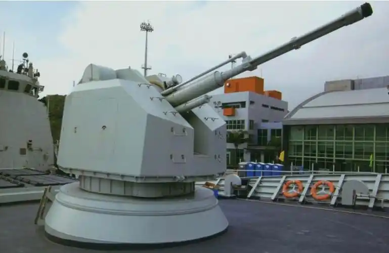 国产速射炮装备的76毫米火炮,其炮管采用了国产76毫米舰炮的成熟技术