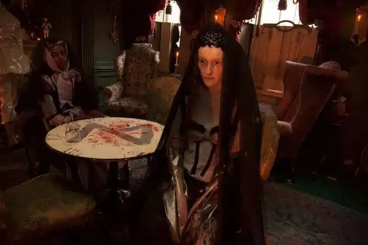 她为同性恋设计哥特式婚纱,暗黑血腥又浮夸的宗教献祭风,下一个鬼才