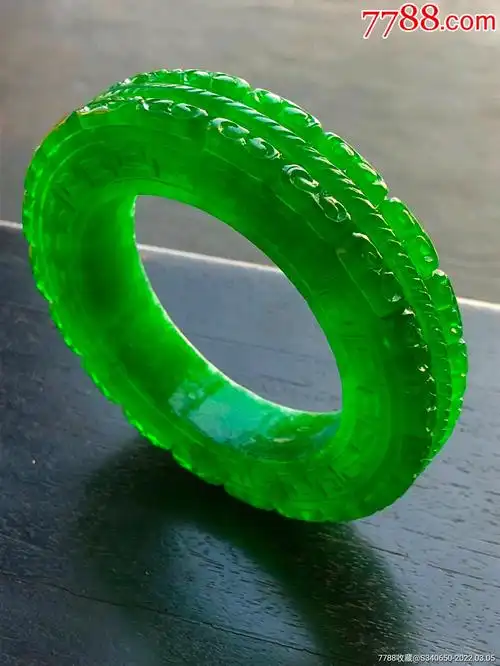 龙石种高冰翡翠满红浮雕如意纹饰回纹方条手镯一只