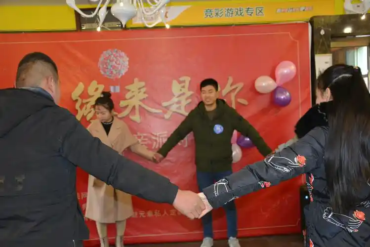 互动游戏更是引来无数家长亲属与三门峡热心朋友的围观喝彩,现场近80