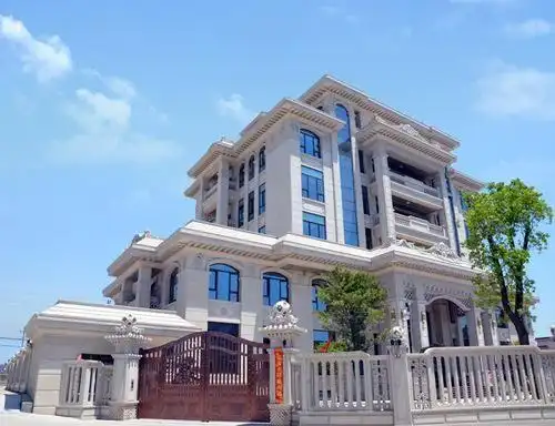 福建泉州:女子回乡拍摄农村自建豪宅