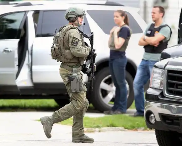 swat的身影,同时由于fbi swat更接近于中国中的特警,因此知名度与介绍