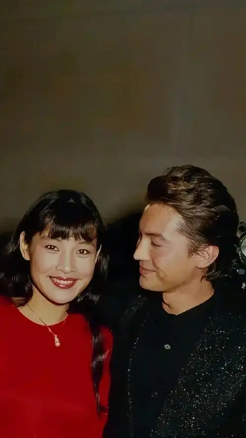 陈冲问尊龙:"你仔细看看咱俩,是不是很般配?"-度小视