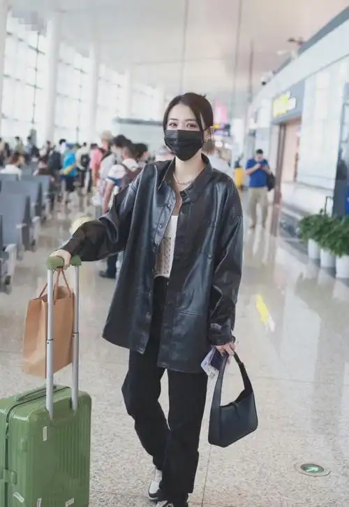 徐璐的黑色皮衣搭配