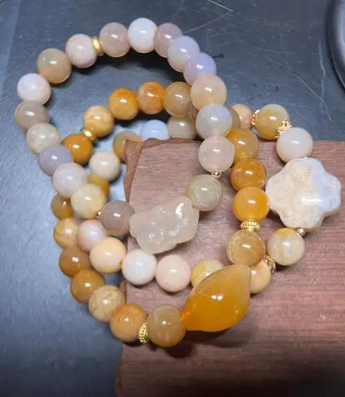 珊瑚玉手串亏本出,手串加上通孔雕刻件和18k金隔片这个价格绝对捡漏