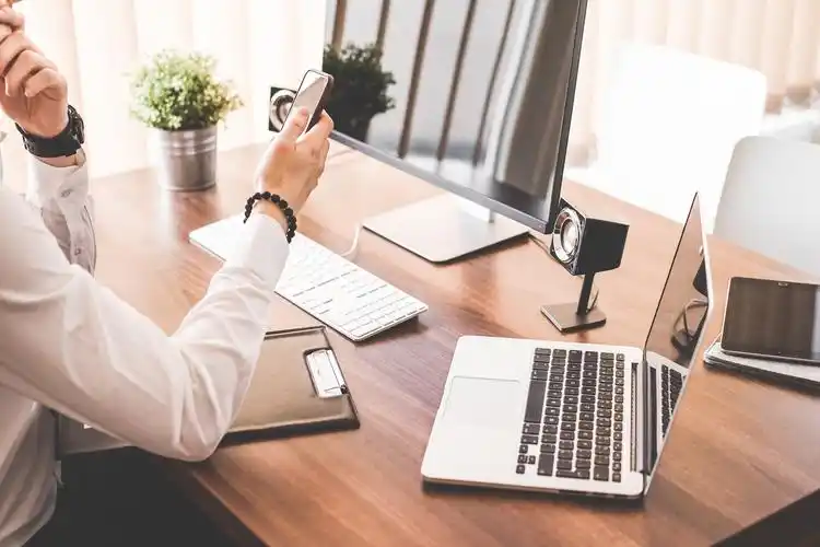 在办公室工作的企业家750x1334分辨率查看