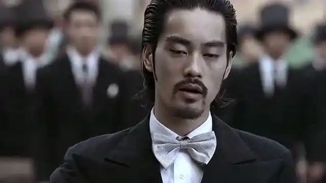 《功夫》是谁把斧头帮的老二扔进水桶的?我看了若干遍还不知道