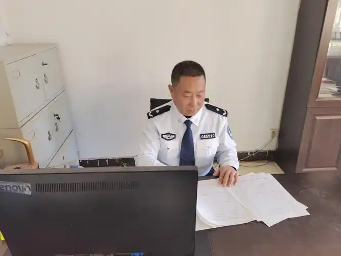 白衬衫的第一个也是最后一个警察节记开平公安扎根基层的老民警杨旭章