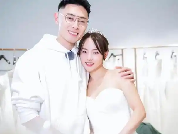 隔年,陈晓和陈妍希正式结婚,并且在婚礼上宣布陈妍希已怀孕三个月.