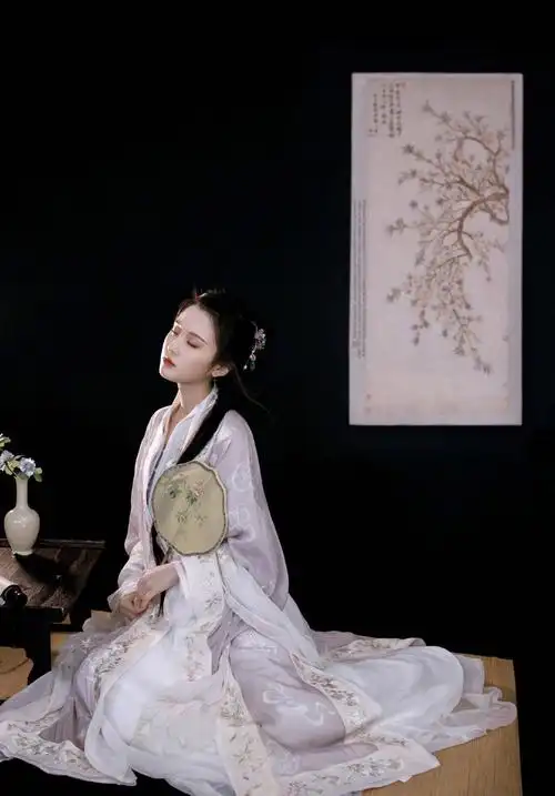 张慧雯身穿古装手拿扇气质清冷温柔秀气