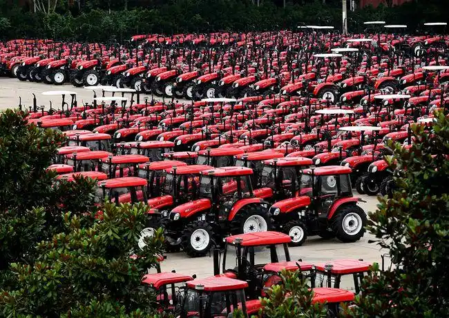 位于河南洛阳的中国一拖集团有限公司厂区内停放的拖拉机(2018年6月27