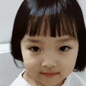 你微信里的表情包女孩,长大后沦为了亲妈的赚钱工具……_权律二_蛋蛋