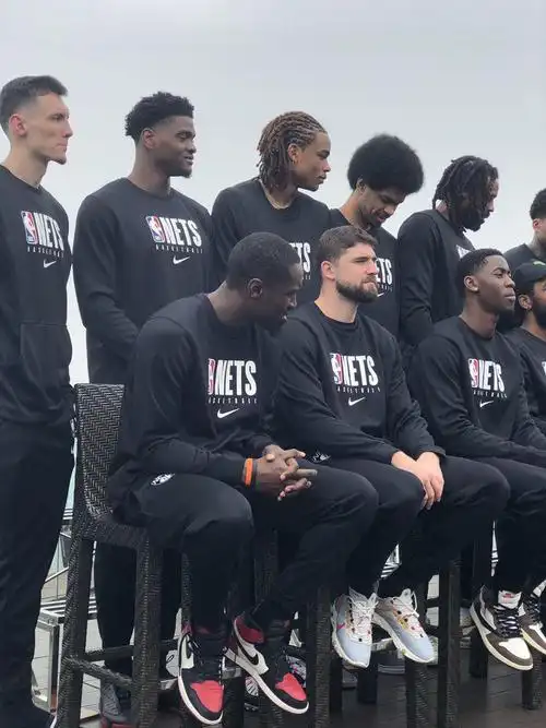 篮网官方发布球队今日在上海出席活动并拍摄全队合影组图