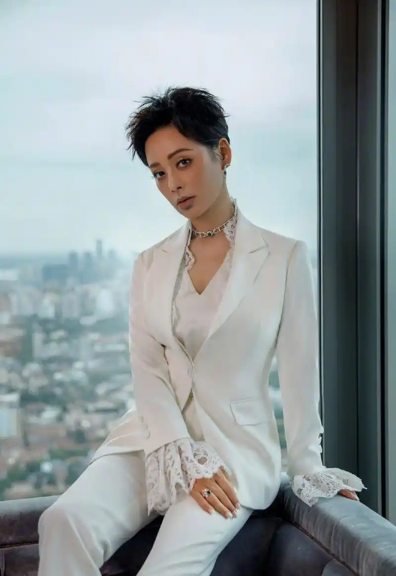 宁静身材太火辣,超短发穿白色深v拖尾礼服,尽显性感"腰臀比"