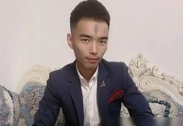 "网红鼻祖三眼"回归首秀,直播人气近两万,公开向粉丝致歉