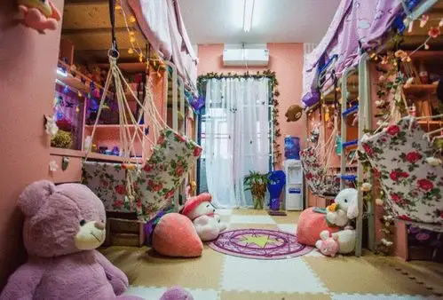 大学女生宿舍遭突查搜出不少违禁品第四个可太厉害了