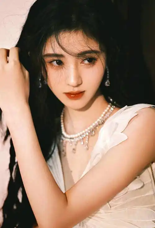 鞠婧祎复古造型眼波流转 皮肤白皙透亮氛围感拉满