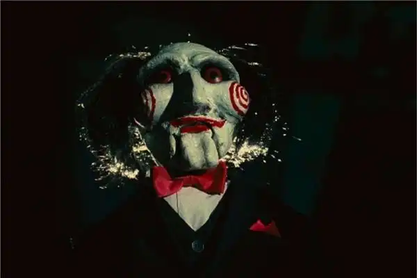 电锯惊魂好莱坞最恐怖的5部电影之一,电锯惊魂可以说是全世界最镜典