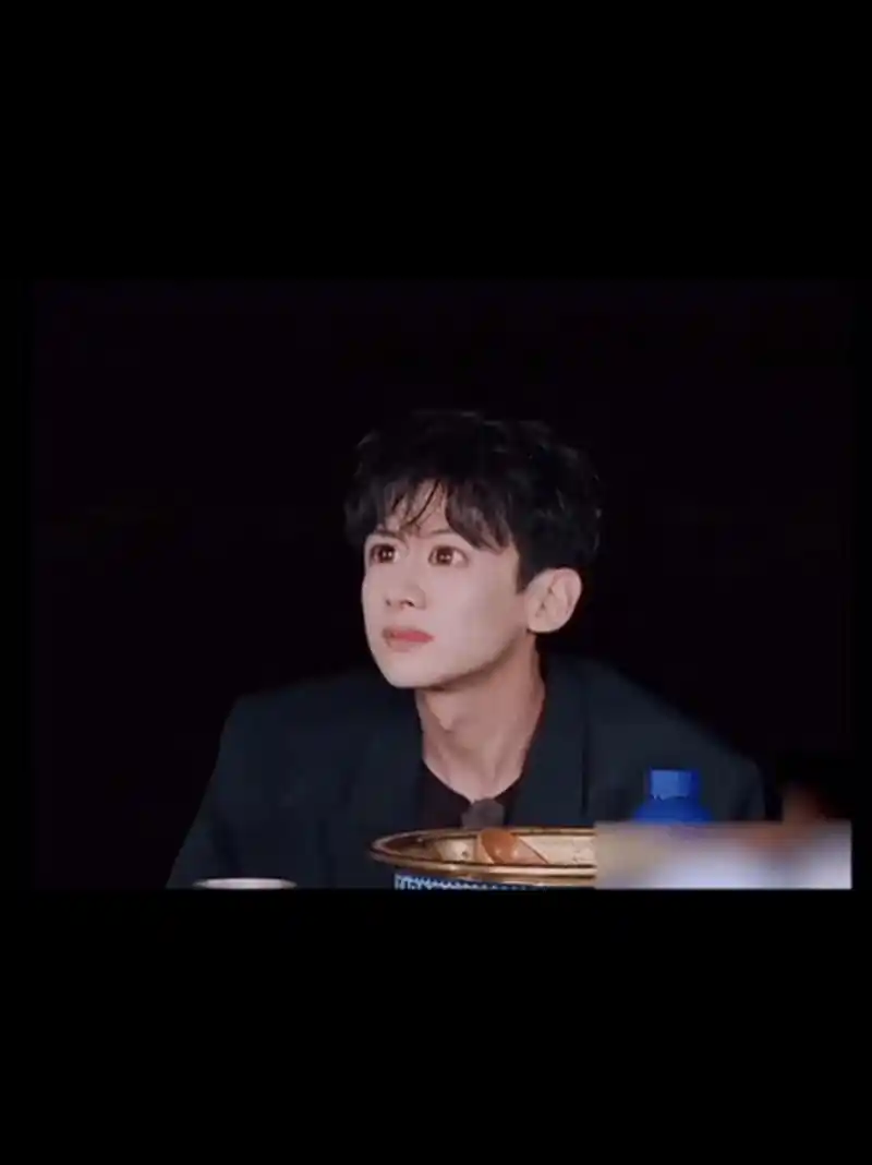 《现在就出发》白敬亭和魏大勋的卡姿兰大眼睛太吸睛了,不过还是小白