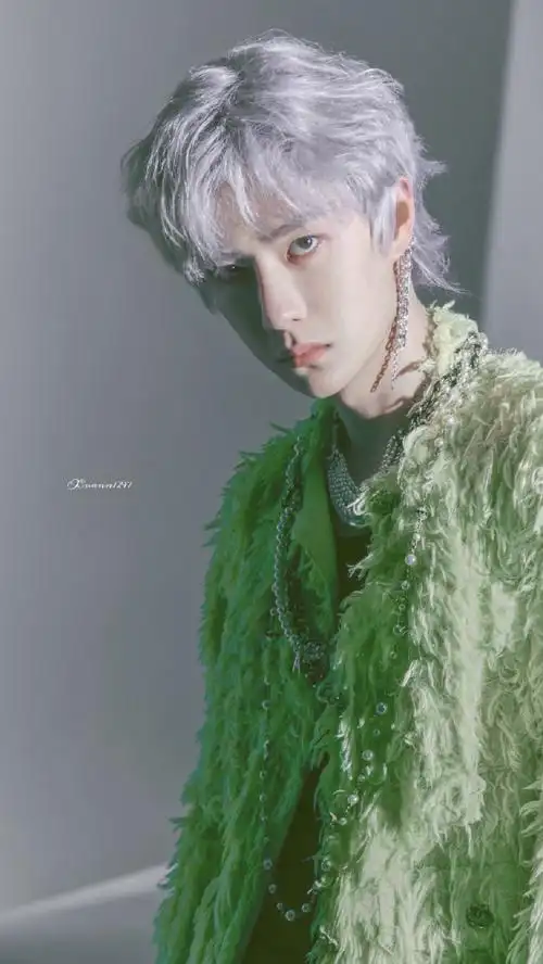 王一博银发撕漫感大片