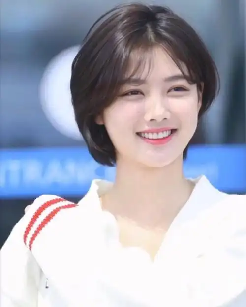 圆脸女生适合哪些发型?八字刘海,纹理烫,瘦脸的同时更有气质