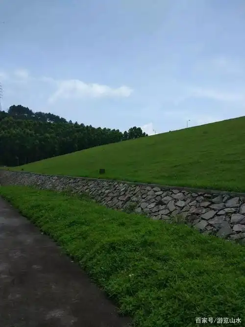 这个堤坝也是挺高的,沿着修建好的小楼梯来到了堤坝上,水库的面貌才